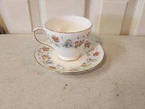 lot 198 image: Selection of 5 Duchess Bone China cups and saucers - Evelyn - Made in England