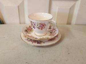 lot 197 image: Selection of 3 Colclough Bone China cups and saucers (extra) - Made in England