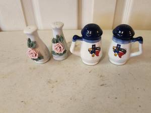 lot 190 image: 2 Sets of Salt & Pepper shakers