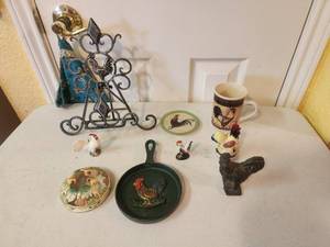 lot 188 image: Rooster and Chicken lot - cast iron rooster, trinket box, and more