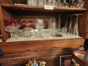 lot 89 image: Shelf lot of home decor.