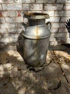 lot 237 image: Vintage milk can - Harveys Dairy - Ft. Worth