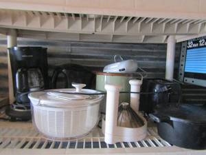 lot 33 image: B&D coffee pot, crockpot,onion chopper, hand mixer and more
