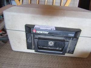lot 47 image: sentry 1150 safe no key broke
