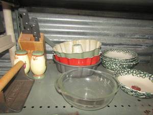 lot 48 image: Bacon press, Bundt cake pans x 4 , saltpepper shaker, knife block, apple &sponge  dcor bowls