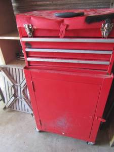 lot 59 image: 2 piece red rolling tool box 3 drawers on top 1 door on bottom has minimal damage empty