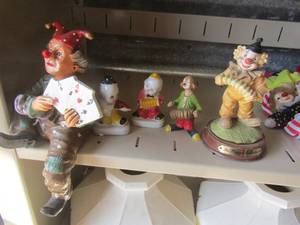 lot 82 image: 3 mini hand made glass clowns, the peggys collection clown, and a joker clown
