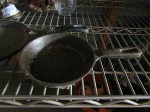 lot 127 image: single egg cast-iron skillet, handled corona cast-iron skillet