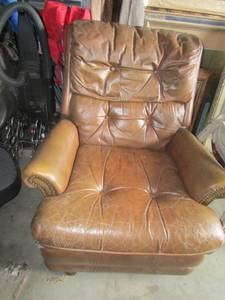 lot 145 image: BROWN RECLINER  in good condition