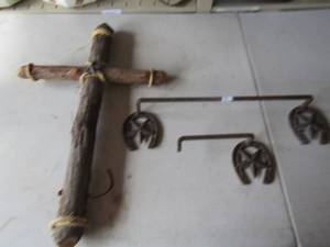 lot 19 image: Texas star towel and toilet paper holders made out of iron with star design, hand carved wooden cross with star attatched in middle, see pic