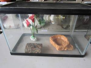 lot 13 image: Small tank can be used for fish,snakes 12x21x11 has small water bowl and hideout