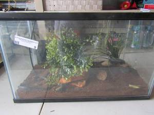 lot 9 image: small tank 12x21x11 used for a zilla lizard