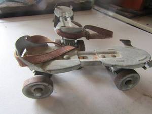 lot 181 image: 2 vintage metal one size fits all skates that attach to your shoes