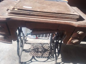 lot 14 image: Vintage TREDLE STANDARD  Sewing Machine, 4 DRAWER table,   SN # 864844  TOP NEEDS REPAIRS  29x34x18