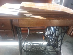 lot 15 image: ANTIQUE Singer Sewing TREDLE Machine in good condition 29x34x18 SN# G0580092   ( JUNE 22, 1910)