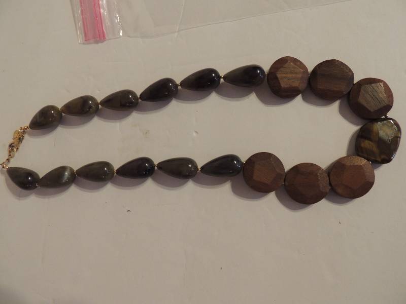 lot 89 image: JEWELRY