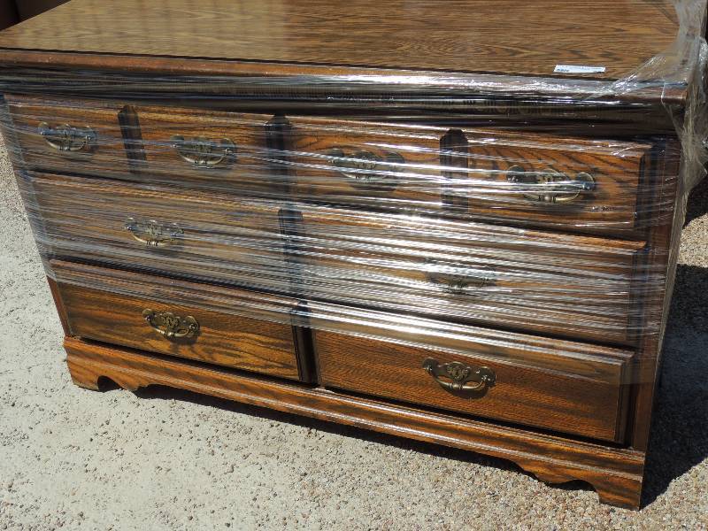 lot 76 image: 4 Piece Desk...