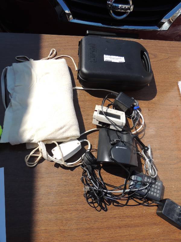 lot 187 image: WAHL clipper set, caller ID, radio,...