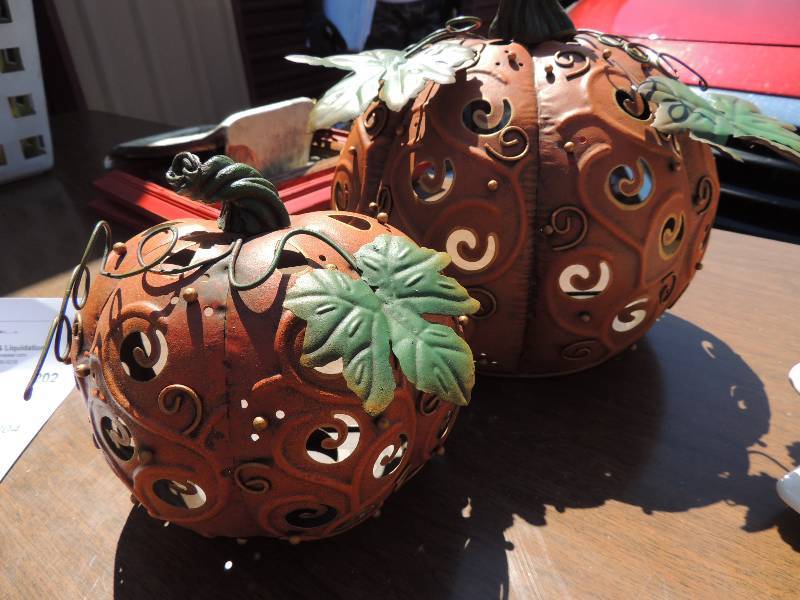 lot 206 image: Metal Halloween Planter...