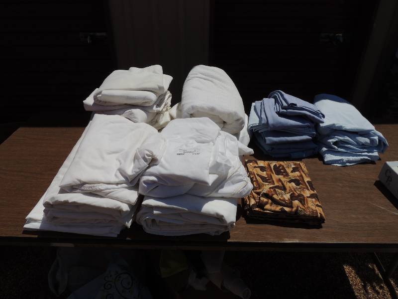 lot 215 image: Linens Sheets, pillow cases, bed s...