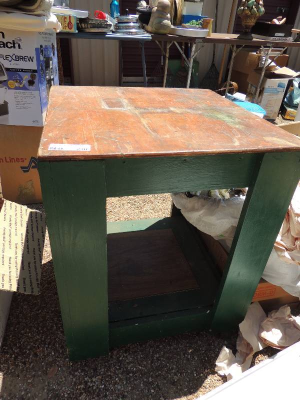 lot 230 image: 24x24 end table...