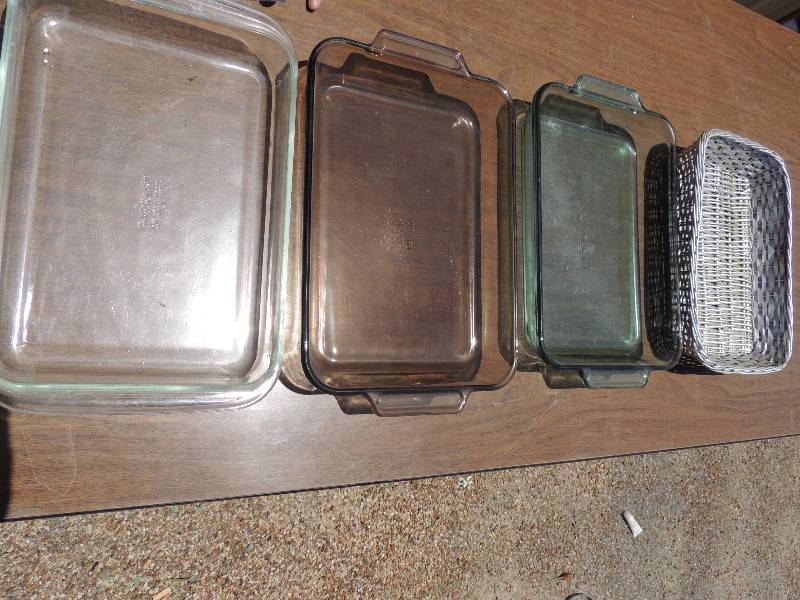 lot 250 image: 2 Anchor Hocking and one Pyrex Cass...