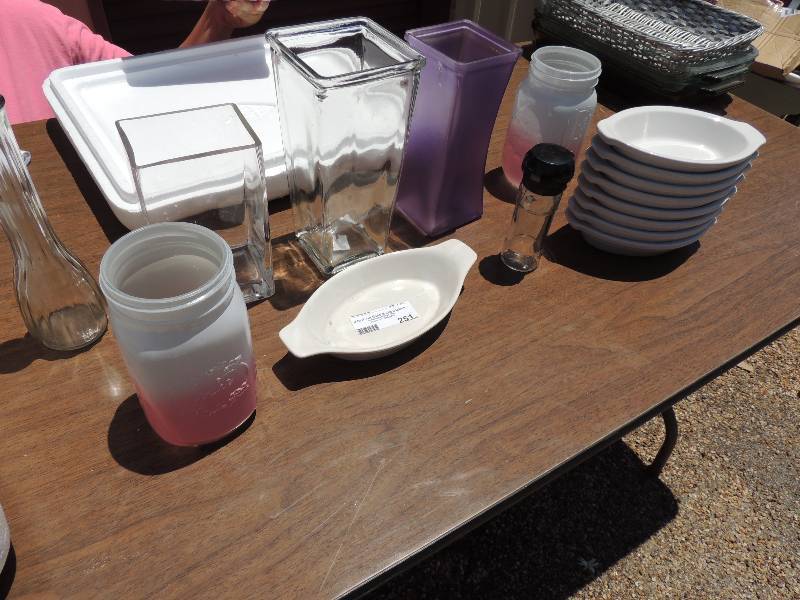 lot 251 image: 9 corn on the cob dishes, 4vases, p...