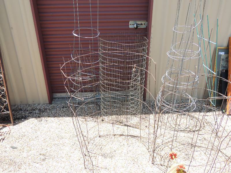 lot 253 image: Tomato Fencing...