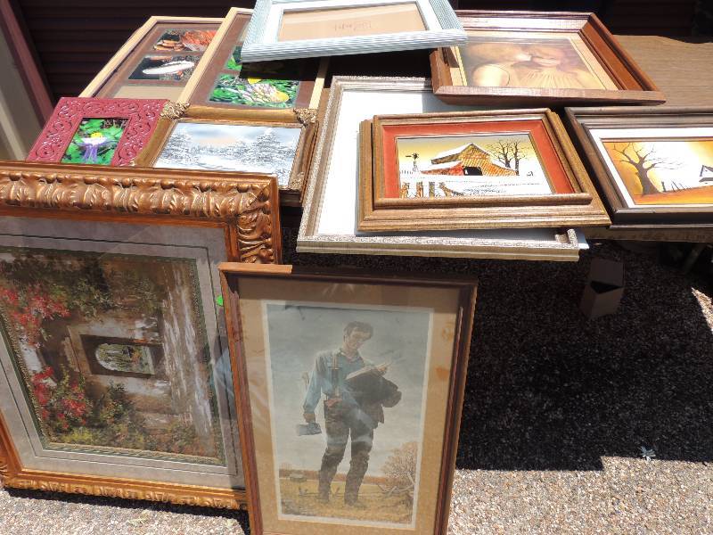 lot 254 image: Various picture frames with a varie...