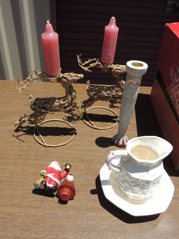 lot 257 image: 2 gold candle holders, Santa candle...