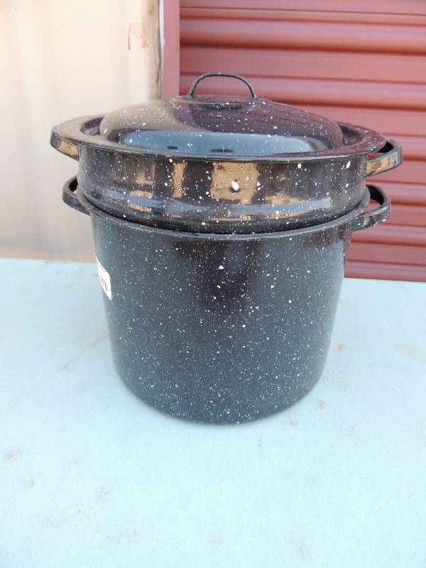 lot 270 image: Nordic Ware - STOCK POT , STRAINER ...