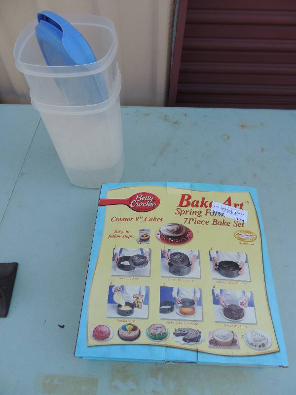 lot 271 image: Betty Crocker  Bake Art 7 piece se...