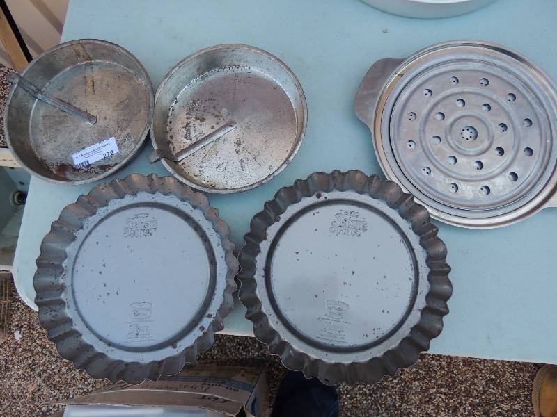 lot 279 image: Bake king CAKE PANS X 2,  BAKE SECR...