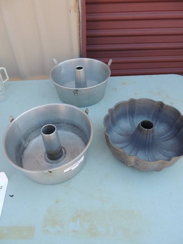 lot 284 image: Bundt Pan & ANGEL FOOD PANS...