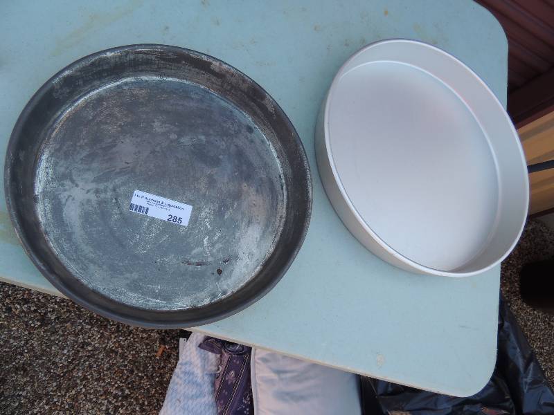 lot 285 image: 2 Cake pans...