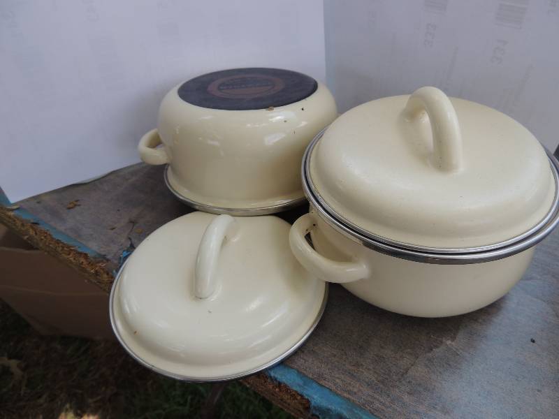 lot 338 image: MEGA WARE POTS WITH LIDS...