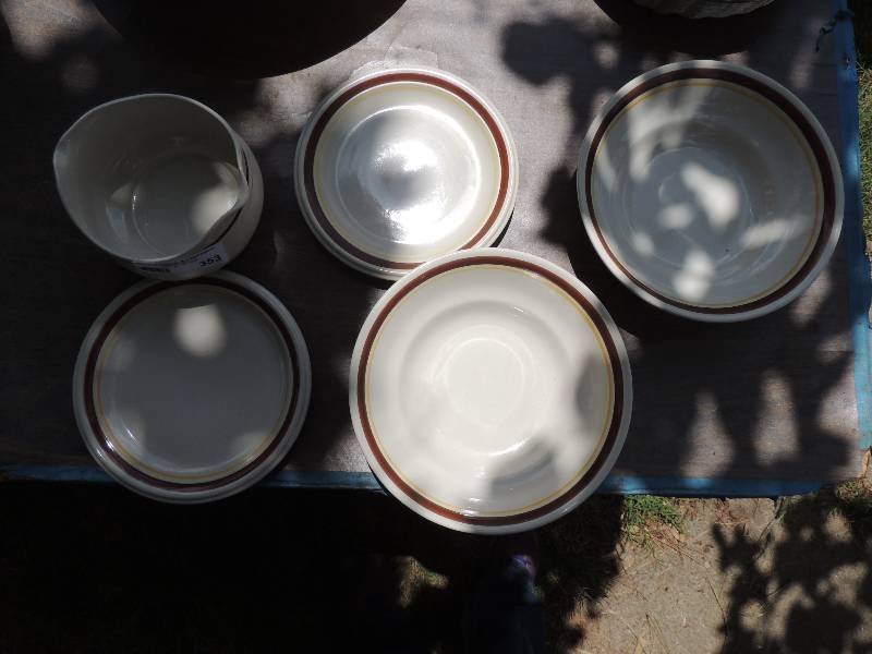lot 353 image: Deville Capri Stoneware - 2 saucers...