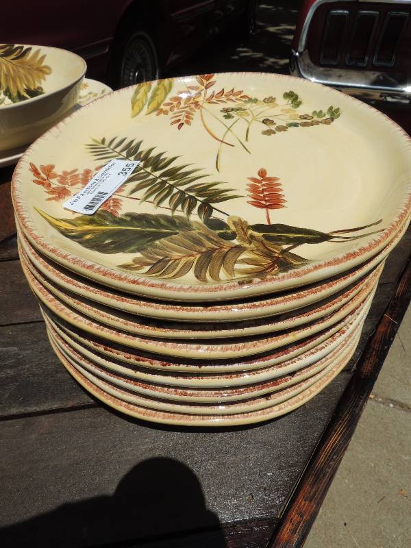 lot 355 image: 9  TABLETOP GALLERIES  Maya  plat...