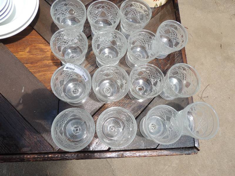 lot 358 image: 15 Sherbet glasses made of sandwich...