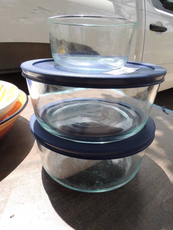 lot 362 image: 2 Pyrex BOWLS with lids and smal...