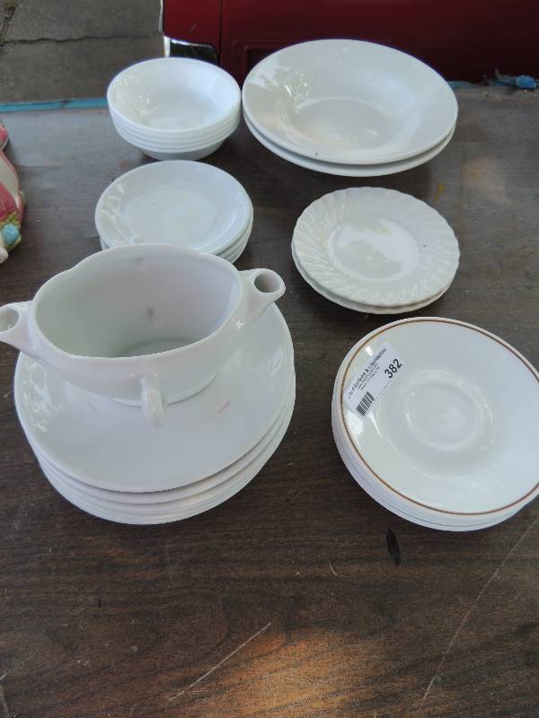 lot 382 image: Corelle Saucers x7,  6 bread plate...