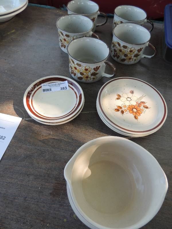 lot 383 image: Large Deville Soup Bowls, 5 bread P...