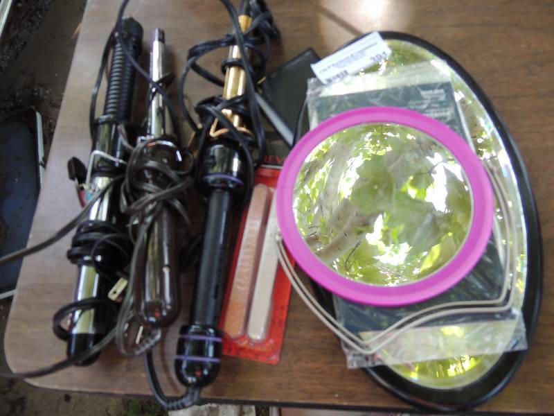 lot 391 image: Nail files, small makeup mirrors an...