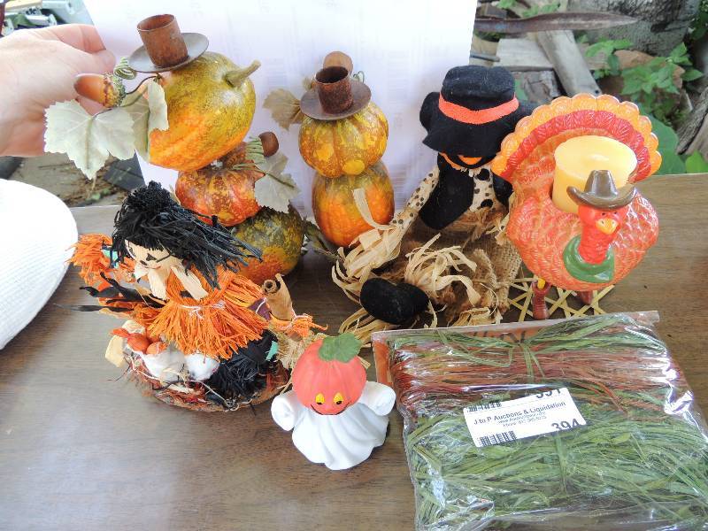 lot 394 image: Fall dcor, 2 candle stands, straw...