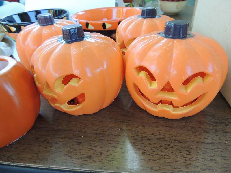 lot 395 image: 2 Halloween candy bowls,4 Jack-o-la...