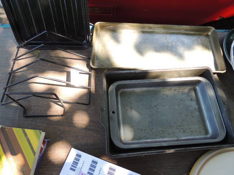 lot 406 image: Metal Pan stand, microwave oven tra...