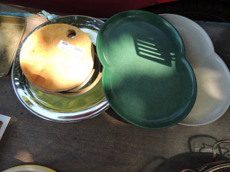 lot 408 image: small cutting board, 2 melmac SERVI...