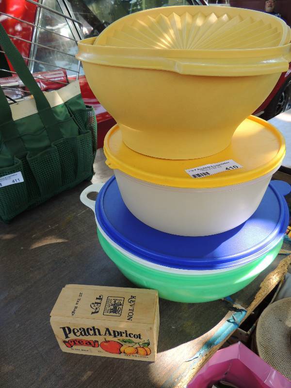 lot 410 image: 4 plastic bowls with lids - TUPPERW...