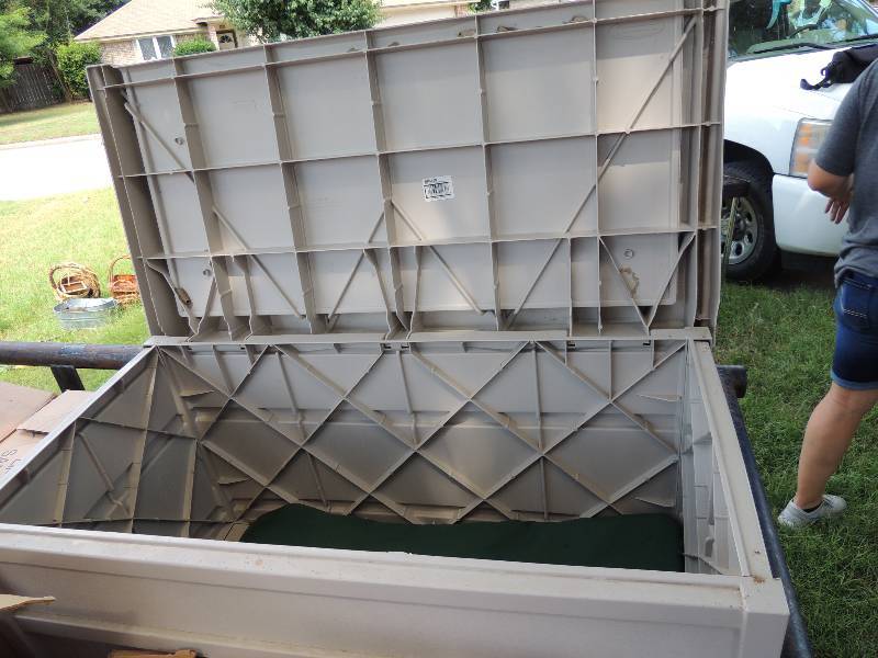 lot 432 image: Suncoast storage bin with green pad...