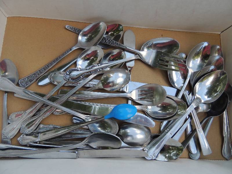 lot 416 image: Misc. mix of spoons and forks...